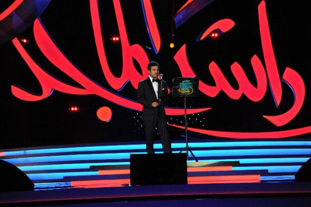 راشد الماجد يقف على المسرح الذي زُين باسمه تقديراً لقيمته الفنية