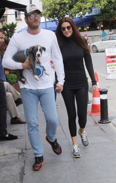 الممثل التركي كيفانش تاتليتوغ وزوجته في شوارع إسطنبول