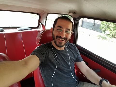 الفنان المصري أحمد حلمي وسلفي داخل سيارة قديمة