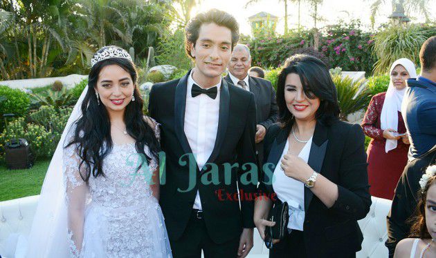 العروسان هبة مجدي ومحمد محسن مع منى الشاذلي