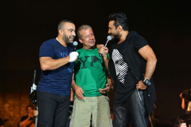 تامر حسني مع شريف منير وأحمد السقا على المسرح