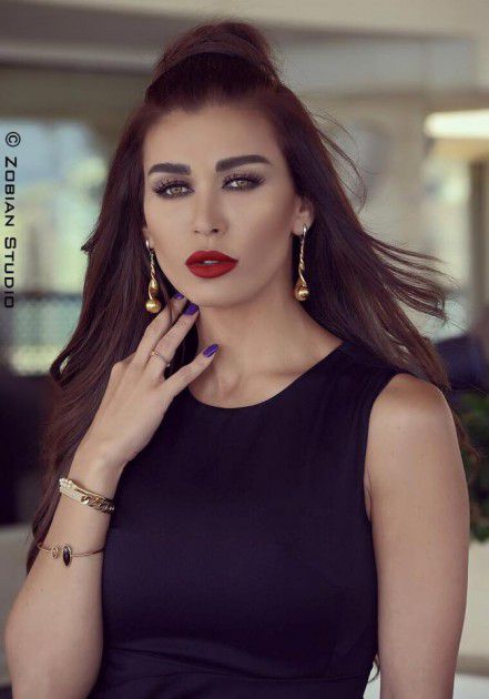 النجمة اللبنانية نادين الراسي