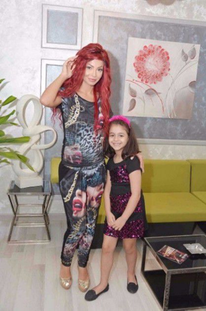 النجمة اللبنانية المعتزلة دوللي شاهين برفقة ابنتها نور