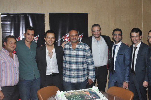 صورة جماعية لهيثم نبيل مع فريق عمل ألبومه