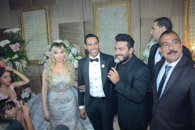 تامر حسني يحيي زفاف محمود وهالة