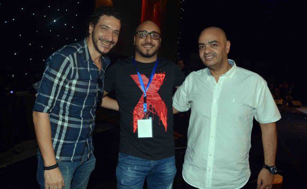 شقيق تامر حسني ومدير أعماله حسام حسني مع منظمي الحفل