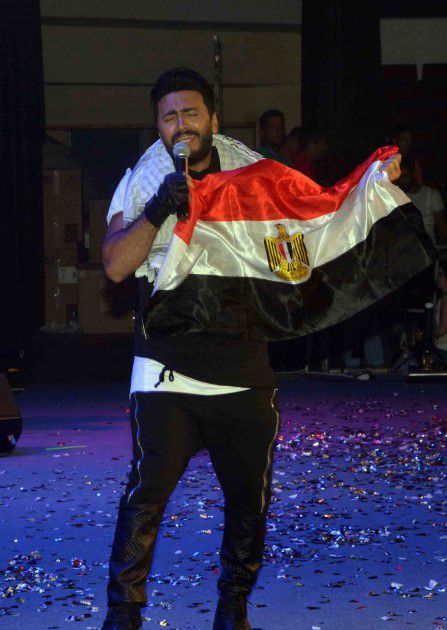 تامر حسني يرفع علم مصر في الأردن