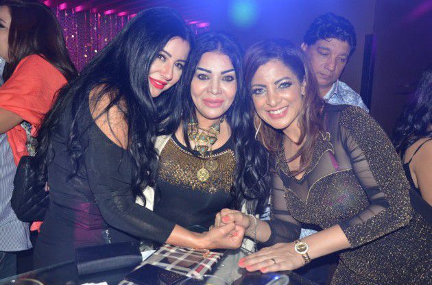 ليلى غفران مع سوار وكارين في حفل محمود الليثي