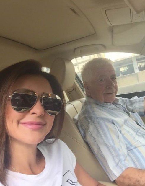 النجمة ماغي بو غصن مع والدها في السيارة