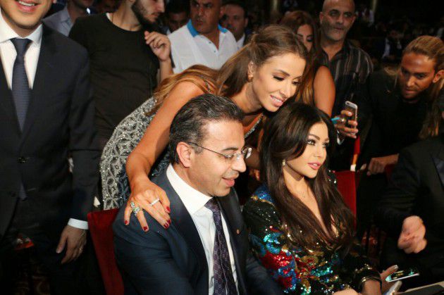 هيفا ود. نادر صعب وزوجته أنابيلا هلال خلال كواليس حفل انتخاب ملك جمال لبنان