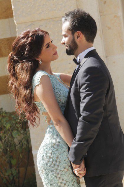 العروسان سمير سلمان وليليان حيدر في لقطة رومانسية