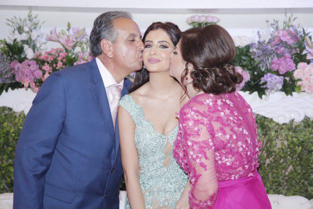 العروس ليليان حيدر تتوسّط والديها لبيب حيدر وإيمان محمود حيدر