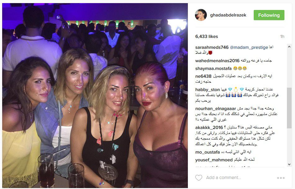 غادة عبد الرازق مع صديقاتها بملابس جريئة