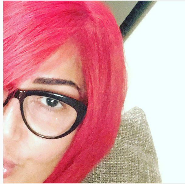 أحدث صورة للنجمة غادة عبد الرازق بعد أن صبغت شعرها باللون الأحمر