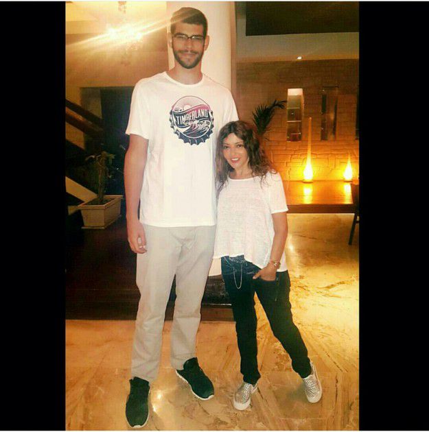 سميرة سعيد مع أطول رجل في العالم!