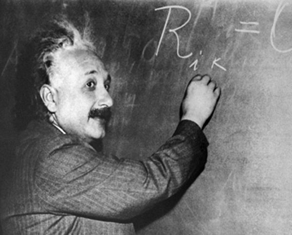 ألبرت أينشتاين قالوا إنه أعسر وبعض صوره تُظهر العكس