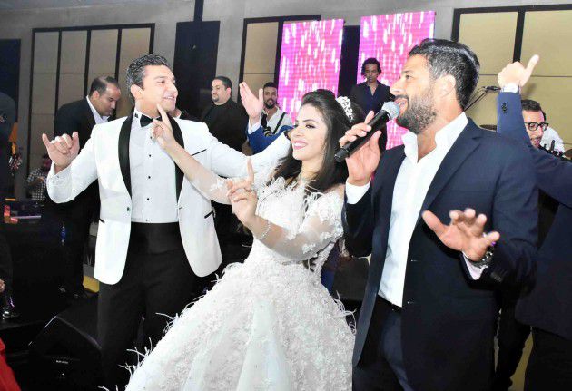 النجم المصري محمد حماقي مع العروسين