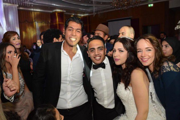 عمر متولي مع العروسين