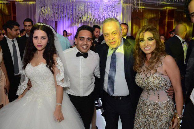 روجينا وزوجها أشرف زكي مع العروسين
