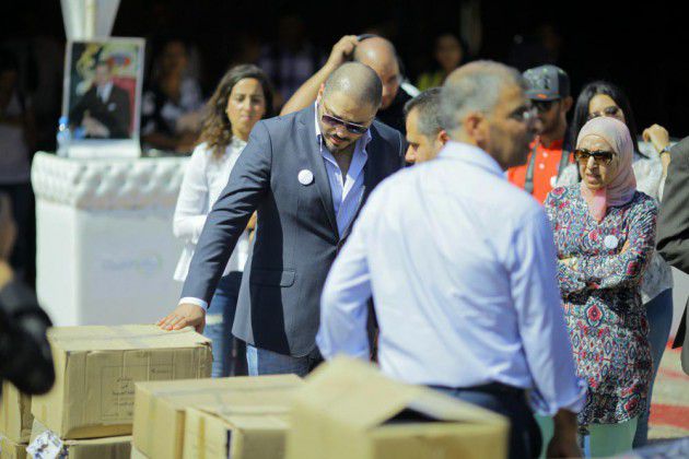 رامي عياش يشرف على توزيع الحقائب المدرسية