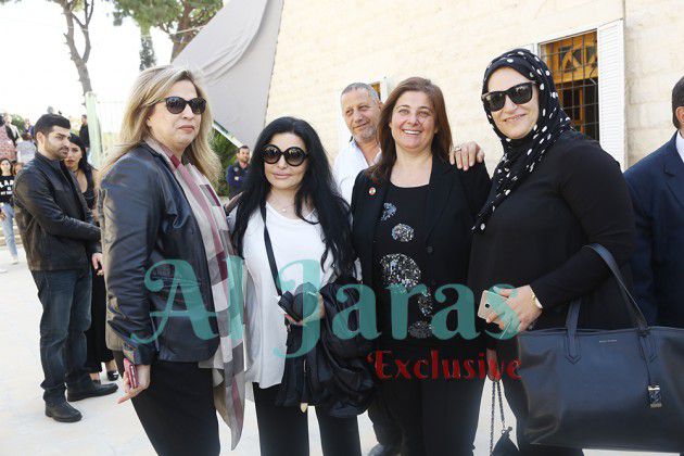 الإعلامية مريم البسام والزميلة نضال الأحمدية مع منى عليوان واليسار ياسين اقبال 