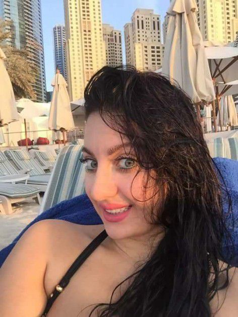 صافينار على حمام السباحة في دبي