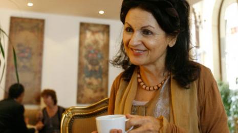 الكاتبة حنان الشيخ