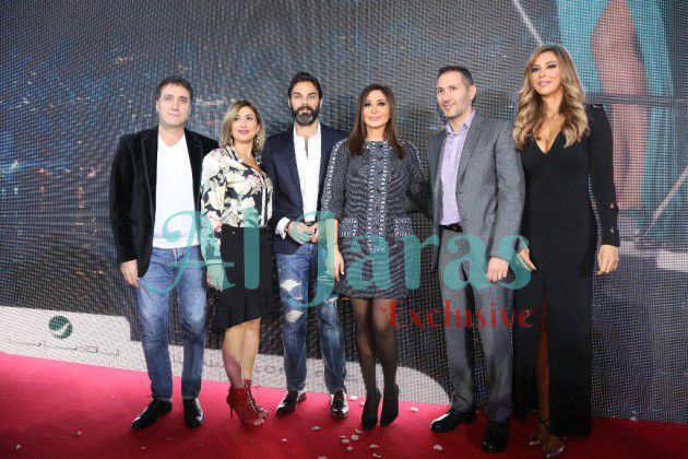 اليسا تتوسط الممثل مازن معضم وزوجته والإعلامي طوني أبو جودة وزوجته كارلا حداد