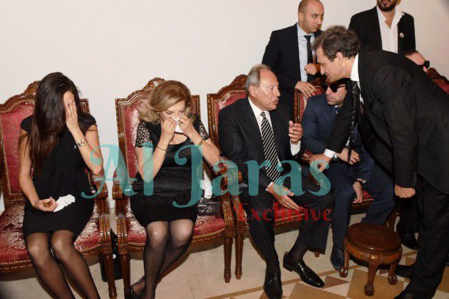فخامة الرئيس السابق ايميل لحود يتحدث مع نزار فرنسيس وبكاء رندة وغنوى ابنة ملحم بركات