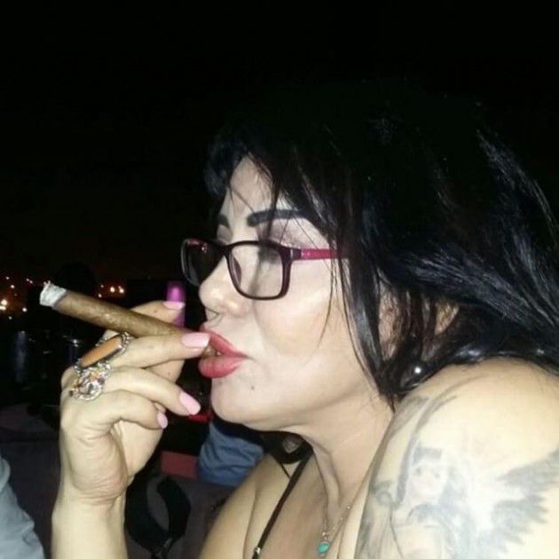 ليلى غفران تدخن السيجار