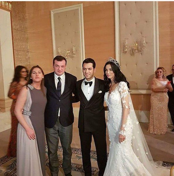 مراد يلدريم وزوجته إيمان الباني مع عائلتهما