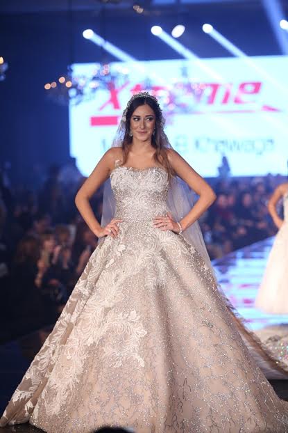 أمينة خليل تعرض فستان الزفاف