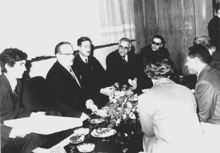 كمال جنبلاط في يوغوسلافيا مجتمعا بالرئيس اليوغوسلافي الماريشال تيتو بحضور شخصيات