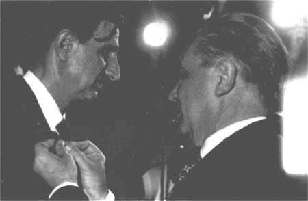 كمال جنبلاط ويبدو الاكاديمي السوفياتي بلوخين يقلده وسام لينين للسلام في قصر الاونيسكو في بيروت