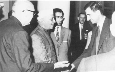 كمال جنبلاط يستقبل الزعيم الهندي جواهر لآل نهرو في مطار بيروت الدولي