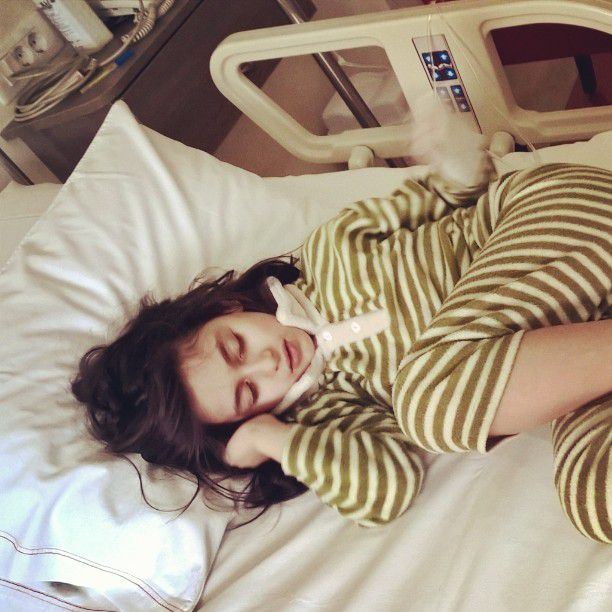 ابنة دوللي شاهين نائمة على سرير المستشفى