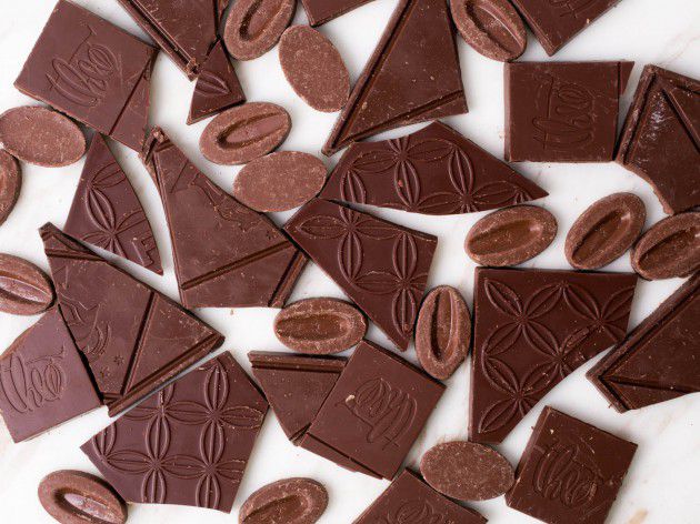 أن الكافيين الموجود في الشوكولا يعيق عملية الاسترخاء الطبيعية