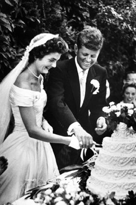 رئيس الولايات المتحدة سابقاً جون كينيدي وزوجته جاكلين كينيدي