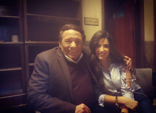 الممثلة المصرية مي عمر برفقة الزعيم عادل إمام في كواليس العمل
