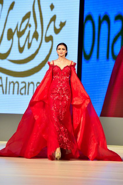 فستان أحمر أنيق من مجموعة أزياء منى منصوري الأخيرة