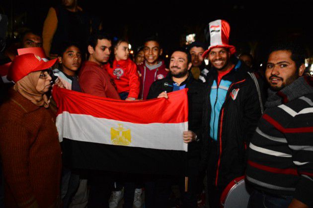 الجمهور يحمل علم مصر