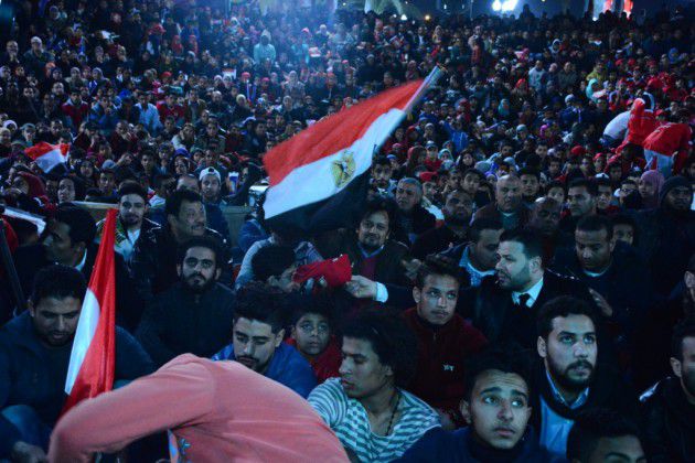 الجمهور يرفق أعلام مصر