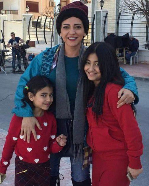 الممثلة السورية أمل عرفة برفقة ابنتيها في الكواليس