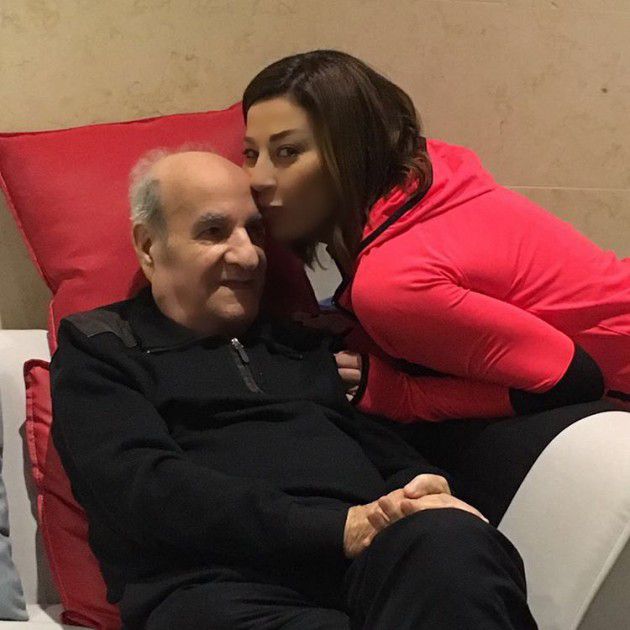 النجمة اللبنانية رولا شامية تُقبّل والدها