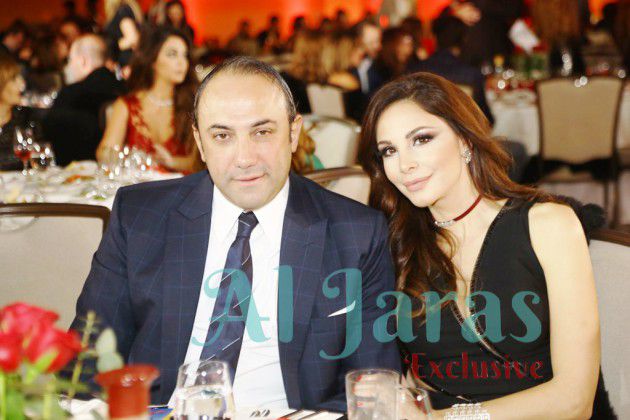 ملكة جمال لبنان السابقة جويل بحلق ويبدو زوجها في الصورة