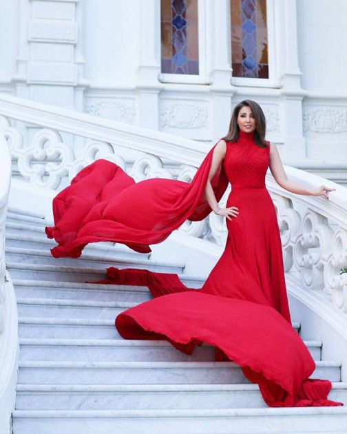 الإعلامية اللبنانية رابعة الزيات بفستان أحمر أنيق