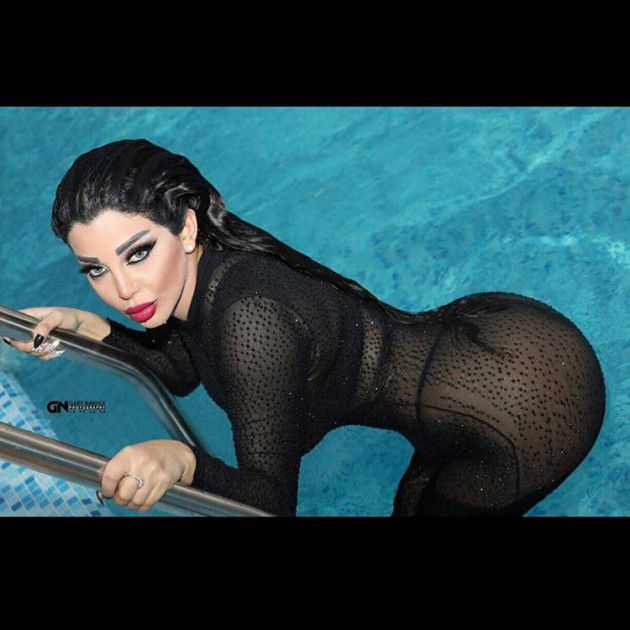 عارضة الأزياء اللبنانية رولا يموت بثياب فاضحة