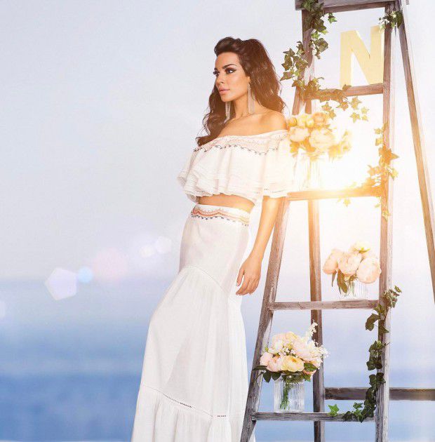 النجمة اللبنانية نادين نجيم بإطلالة جميلة ومثيرة في آن واحد