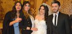 الزوجان هيثم محمد ووفاء قمر مع أصدقائهما في حفل عقد قرانهما