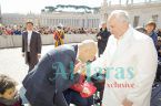 البابا فرنسيس الأول والإعلامي اللبناني ريكاردو كرم يقبّل يده
